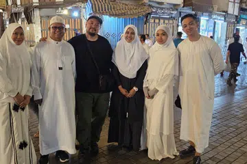 Nikmat menjalani penggambaran dan mengerjakan umrah bersama dirasakan penggerak bersama Poetry In Motion, Muhammad Safiyuddin Mohd Razif (tiga dari kiri) dan Nusaibah Abdul Rahim (tiga dari kanan) serta barisan pelakon telefilem ‘Bisikan Syahdu’, (dari kiri) Hashimah Hamidon, Husin Saaban, Nurul Nabila Mohd Sani dan Syarif.
