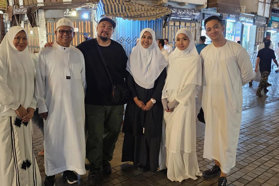 Nikmat menjalani penggambaran dan mengerjakan umrah bersama dirasakan penggerak bersama Poetry In Motion, Muhammad Safiyuddin Mohd Razif (tiga dari kiri) dan Nusaibah Abdul Rahim (tiga dari kanan) serta barisan pelakon telefilem ‘Bisikan Syahdu’, (dari kiri) Hashimah Hamidon, Husin Saaban, Nurul Nabila Mohd Sani dan Syarif.