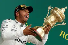 TIADA MASALAH: Toto Wolff menangguhkan perbincangan kontrak dengan Lewis Hamilton (atas) kerana takut pelumba itu akan menjangkiti koronavirus semasa kempen perlumbaan. - Foto-foto REUTERS