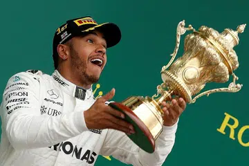 TIADA MASALAH: Toto Wolff menangguhkan perbincangan kontrak dengan Lewis Hamilton (atas) kerana takut pelumba itu akan menjangkiti koronavirus semasa kempen perlumbaan. - Foto-foto REUTERS
