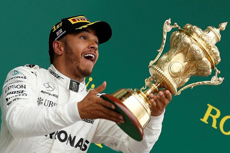 TIADA MASALAH: Toto Wolff menangguhkan perbincangan kontrak dengan Lewis Hamilton (atas) kerana takut pelumba itu akan menjangkiti koronavirus semasa kempen perlumbaan. - Foto-foto REUTERS