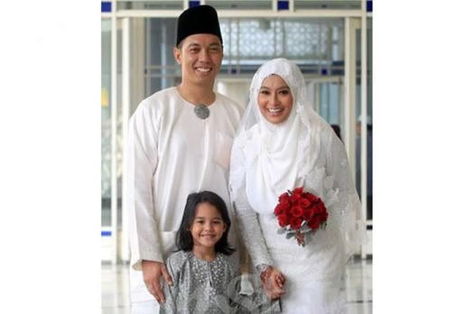 TERIMA SEADANYA...: Nabila dan Mohd Izwan selamat disatukan sebagai suami isteri dengan sekali lafaz di majlis pernikahan, Jumaat lalu. - Foto-foto MSTAR
