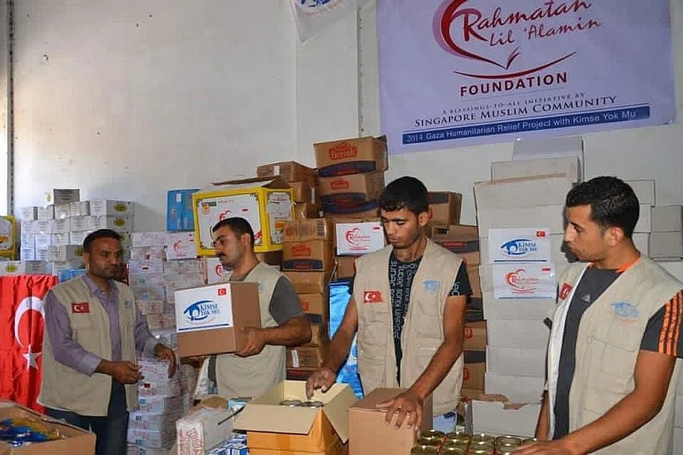 BANTUAN KEMANUSIAAN: Yayasan Rahmatan Lil 'Alamin (RLAF), dengan sokongan masyarakat Muslim Singapura, menghulurkan bantuan kemanusiaan kepada masyarakat di Gaza pada 2014. - Foto RLAF