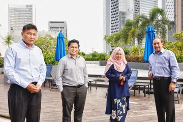 BERI MANFAAT BAGI ANGGOTA: (Dari kiri) Timbalan Presiden DPPMS Encik Abu Bakar Mohd Nor; Pengarah Eksekutif DPPMS, Encik Azrulnizam Shah Encik Azrulnizam Shah; Naib Presiden DPPMS Cik Fadilah A. Majid dan Presiden DPPMS Encik Farid Khan merupakan 'orang kuat' DPPMS. - Foto BM oleh DESMOND WEE