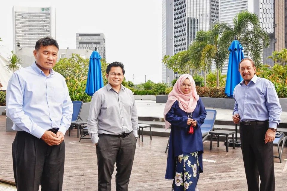 BERI MANFAAT BAGI ANGGOTA: (Dari kiri) Timbalan Presiden DPPMS Encik Abu Bakar Mohd Nor; Pengarah Eksekutif DPPMS, Encik Azrulnizam Shah Encik Azrulnizam Shah; Naib Presiden DPPMS Cik Fadilah A. Majid dan Presiden DPPMS Encik Farid Khan merupakan 'orang kuat' DPPMS. - Foto BM oleh DESMOND WEE
