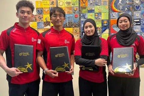 Usaha dan pengorbanan atlet negara, seperti (dari kiri) atlet lawan pedang, Azfar Luqman Ong; atlet silat negara, Zulhilmi Zul’irfan; atlet wushu negara, Siti Khadijah Shahrem dan atlet silat negara, Nurin Insyirah Mohamed Aidil, diiktiraf apabila mereka dianugerahkan biasiswa program Kecemerlangan Sukan (Spex) negara, spexPotential, di Sekolah Sukan Singapura pada 29 April.