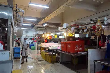 GERAI DITUTUP: Gerai ikan dan makanan laut di Pasar Geylang Serai ditutup pagi semalam sebagai langkah berjaga-jaga selepas kelompok Covid-19 melibatkan penjual ikan dikesan. - Foto BH oleh ZULAIQAH ABDUL RAHIM