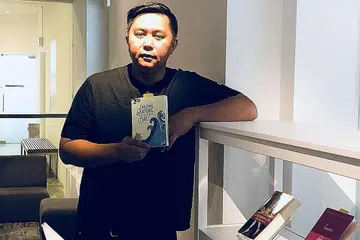 KONGSI KENANGAN: Encik Farihan Bahron dan tiga teman lain dari Sekolah Menengah Teknikal Tanjong Katong menyatukan cerpen kenangan dalam antologi 'Tanjong Katong Airnya Biru', yang akan dilancarkan di The Arts House, Sabtu ini.