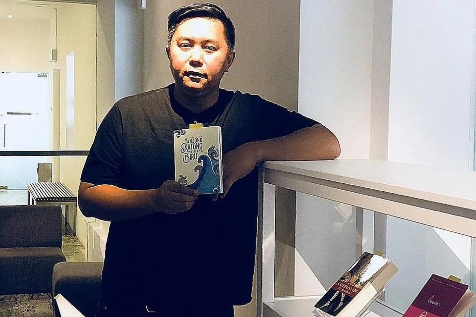 KONGSI KENANGAN: Encik Farihan Bahron dan tiga teman lain dari Sekolah Menengah Teknikal Tanjong Katong menyatukan cerpen kenangan dalam antologi 'Tanjong Katong Airnya Biru', yang akan dilancarkan di The Arts House, Sabtu ini.