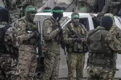 Anggota bersenjata Hamas berkawal di Gaza ketika perbincangan mengenai kemungkinan penyerahan senjata pasukan polis dan keselamatan dalaman sedang berlangsung, dalam langkah yang dilihat sebagai sebahagian usaha ke arah rundingan gencatan senjata dan penstrukturan semula pentadbiran wilayah itu.