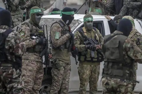 Anggota bersenjata Hamas berkawal di Gaza ketika perbincangan mengenai kemungkinan penyerahan senjata pasukan polis dan keselamatan dalaman sedang berlangsung, dalam langkah yang dilihat sebagai sebahagian usaha ke arah rundingan gencatan senjata dan penstrukturan semula pentadbiran wilayah itu.