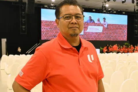 Pegawai teknikal kanan SMRT, Encik Yahya Karthi, berkata teknologi kecerdasan buatan (AI) seperti sistem ‘smart torque’ atau  tork pintar memastikan setiap nat dan bolt diketatkan secara seragam mengikut julat tekanan tertentu, lantas mengurangkan risiko kesilapan manusia.