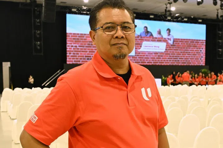 Pegawai teknikal kanan SMRT, Encik Yahya Karthi, berkata teknologi kecerdasan buatan (AI) seperti sistem ‘smart torque’ atau  tork pintar memastikan setiap nat dan bolt diketatkan secara seragam mengikut julat tekanan tertentu, lantas mengurangkan risiko kesilapan manusia.