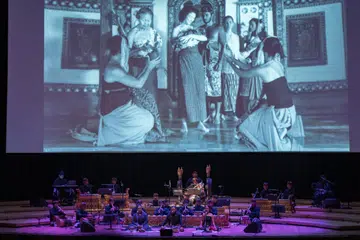 Filem bisu, ‘Samsara’, tentang kerakusan yang membinasakan hidup manusia terus menyerlah dan memancing perhatian penonton berbekalkan iringan muzik gamelan Bali dan muzik elektronik eksperimental yang dimainkan secara langsung.