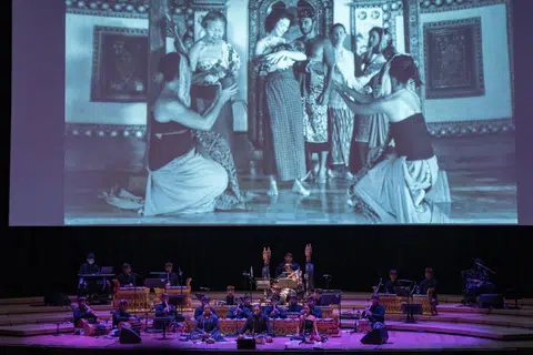 Filem bisu, ‘Samsara’, tentang kerakusan yang membinasakan hidup manusia terus menyerlah dan memancing perhatian penonton berbekalkan iringan muzik gamelan Bali dan muzik elektronik eksperimental yang dimainkan secara langsung.