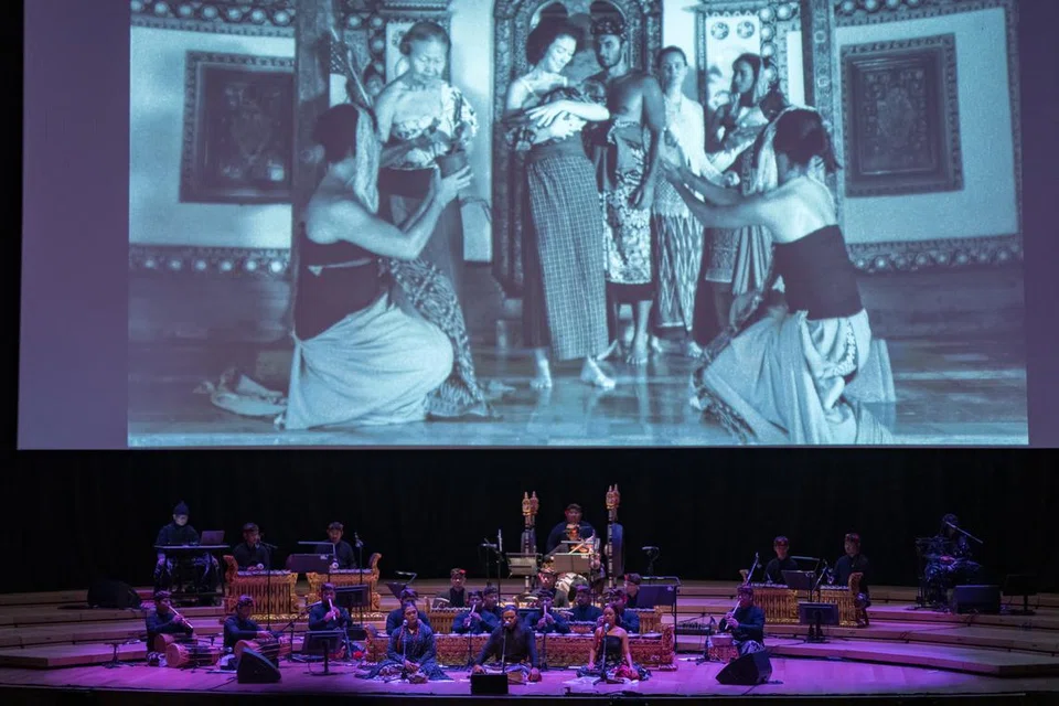 Filem bisu, ‘Samsara’, tentang kerakusan yang membinasakan hidup manusia terus menyerlah dan memancing perhatian penonton berbekalkan iringan muzik gamelan Bali dan muzik elektronik eksperimental yang dimainkan secara langsung.