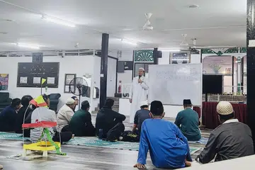 Ustaz Jamaluddin Abdul Wahab (berdiri, berjubah putih) semasa memberi ceramah mengenai ciri-ciri orang yang berniat ikhlas melakukan sesuatu kerana Allah. Ini termasuk menghulurkan derma dan berinfak. 