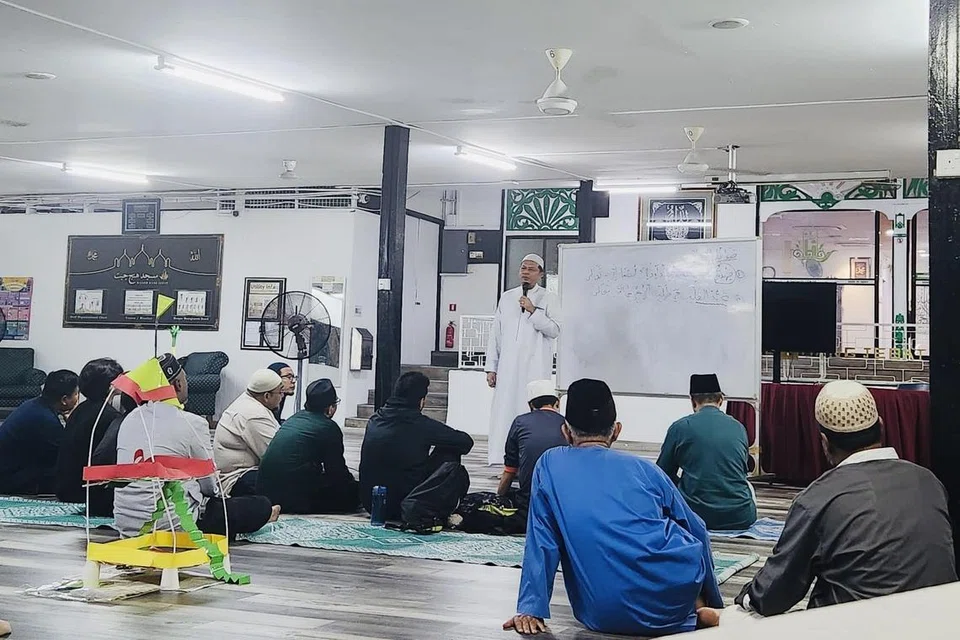 Ustaz Jamaluddin Abdul Wahab (berdiri, berjubah putih) semasa memberi ceramah mengenai ciri-ciri orang yang berniat ikhlas melakukan sesuatu kerana Allah. Ini termasuk menghulurkan derma dan berinfak. 