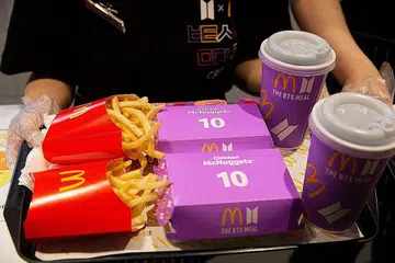 TANGGUH: Set 'BTS Meal' yang akan ditawarkan seperti yang dilancarkan McDonald's di Korea Selatan ini ditangguh ke 21 Jun di Singapura. - Foto EPA-EFE