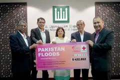BANTU MANGSA BANJIR PAKISTAN: (Dari kiri) Encik Benjamin William, Encik Kadir Maideen, Cik Rukhsana Afzaal, Encik Abdul Razak Maricar, dan CEO RLAF, Encik Muhammad Faizal Othman. - MUIS