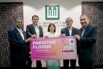 BANTU MANGSA BANJIR PAKISTAN: (Dari kiri) Encik Benjamin William, Encik Kadir Maideen, Cik Rukhsana Afzaal, Encik Abdul Razak Maricar, dan CEO RLAF, Encik Muhammad Faizal Othman. - MUIS