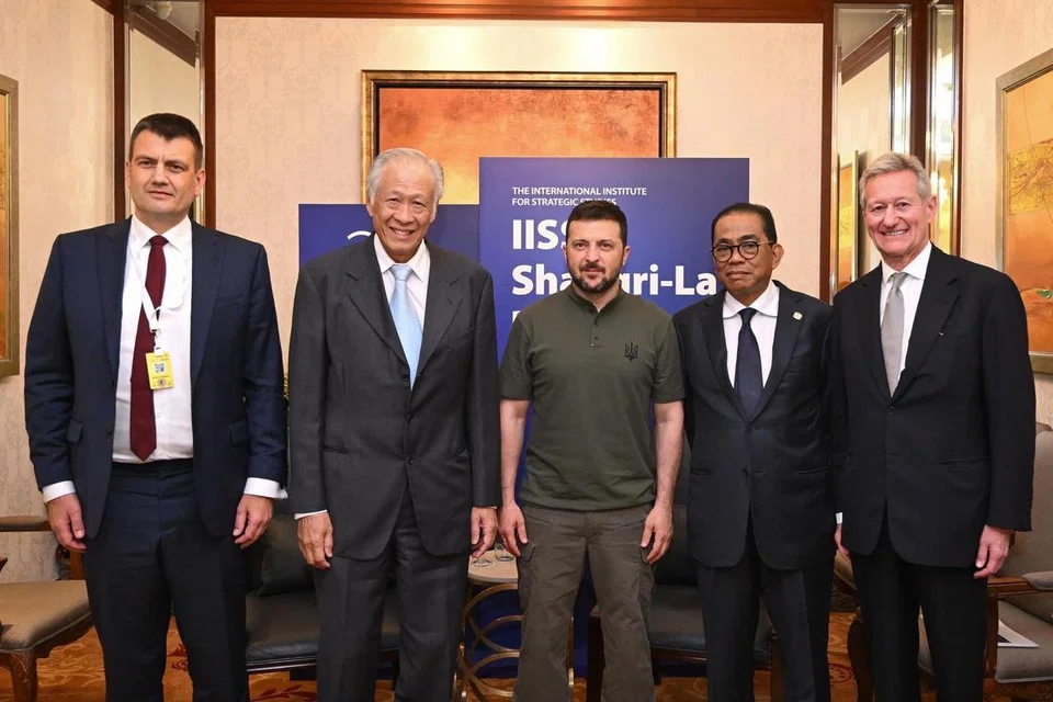 Presiden Ukraine, Encik Volodymyr Zelensky (tiga dari kiri), bersama (dari kiri), Ketua Pengarah dan Ketua Eksekutif, Institut Antarabangsa Bagi Pengajian Strategik (IISS), Encik Bastian Giegerich, Menteri Pertahanan Singapura, Dr Ng Eng Hen, Menteri Pertahanan Malaysia, Datuk Seri Mohamed Khaled Nordin, dan Pengerusi Eksekutif IISS, Sir John Chipman, pada Dialog Shangri-La yang menutup tirai pada 2 Jun.