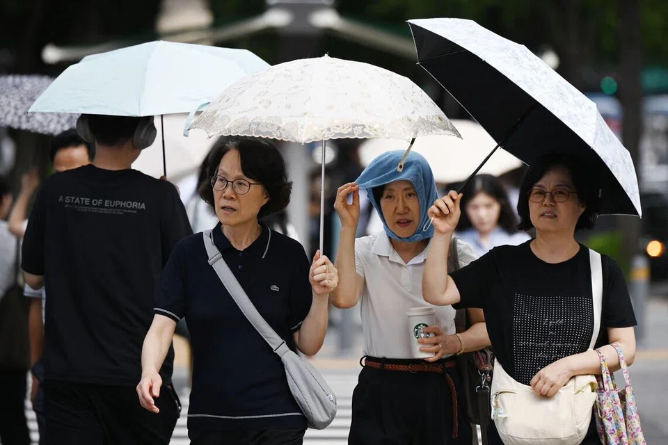 Orang ramai berlindung di bawah payung ketika berjalan di tengah cuaca panas melampau di Seoul. Korea Selatan kini berdepan gelombang haba terburuk dalam sejarah negara itu selepas suhu mencecah rekod 42.5 darjah Celsius, manakala ibu negara buat kali pertama mengeluarkan amaran gelombang haba pada tahap tertinggi. Setakat ini, sekurang-kurangnya 19 orang maut dan lebih 2,200 lagi mengalami penyakit berkaitan haba sejak pertengahan Mei.