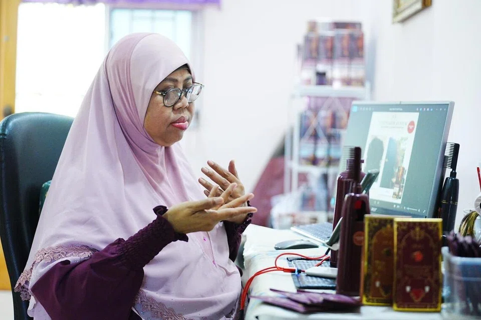 Cik Zulinah Guah, pesakit ginjal, gembira dapat meluangkan masa berjualan secara dalam talian dan berinteraksi dengan pelanggan secara ‘live’ di TikTok, yang tidak sahaja memberi kesejahteraan mentalnya, bahkan menambah pendapatannya.