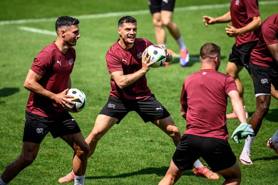 Granit Xhaka, pemain bahagain tengah Switzerland (dua dari kiri) dan rakan sepasukannya semasa satu sesi latihan. 