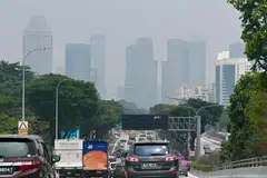 Jerebu dilihat menyebulungi sekitar kawasan Marina Bay pada sekitar tengah hari 4 September, dengan Indeks Pencemaran Udara (PSI) 24 jam memasuki paras ‘tidak sihat’ di kawasan tengah Singapura selepas ia mencecah 101 pada 7 pagi. Susulan itu, agensi di bawah Pasukan Petugas Jerebu (HTF) telah melancarkan pelan tindakan serta mengeluarkan nasihat kepada orang ramai demi melindungi kesihatan dan kesejahteraan masyarakat. Mutu udara dianggap ‘tidak sihat’ jika ia mencapai bacaan antara 101 hingga 200; ‘amat tidak sihat’ jika ia antara 201 dengan 300; dan ‘berbahaya’ apabila ia melebihi 300.