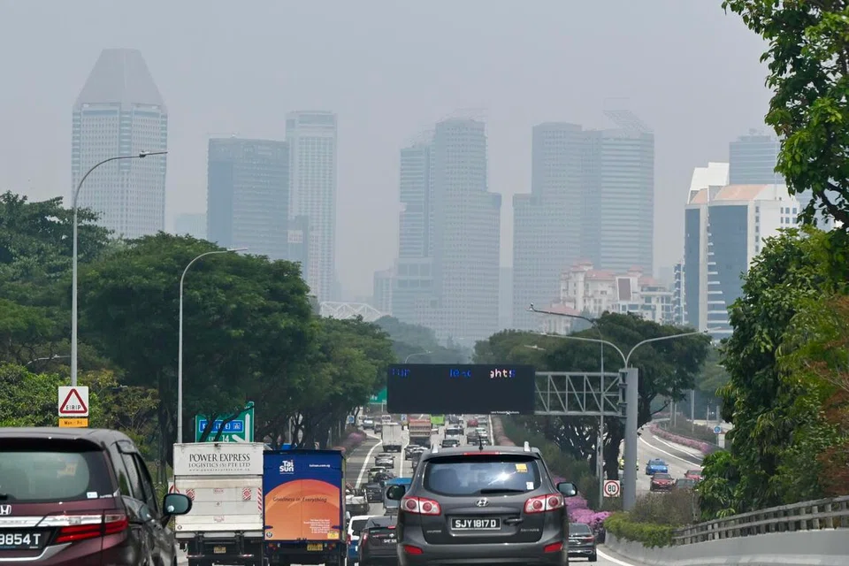 Jerebu dilihat menyebulungi sekitar kawasan Marina Bay pada sekitar tengah hari 4 September, dengan Indeks Pencemaran Udara (PSI) 24 jam memasuki paras ‘tidak sihat’ di kawasan tengah Singapura selepas ia mencecah 101 pada 7 pagi. Susulan itu, agensi di bawah Pasukan Petugas Jerebu (HTF) telah melancarkan pelan tindakan serta mengeluarkan nasihat kepada orang ramai demi melindungi kesihatan dan kesejahteraan masyarakat. Mutu udara dianggap ‘tidak sihat’ jika ia mencapai bacaan antara 101 hingga 200; ‘amat tidak sihat’ jika ia antara 201 dengan 300; dan ‘berbahaya’ apabila ia melebihi 300.