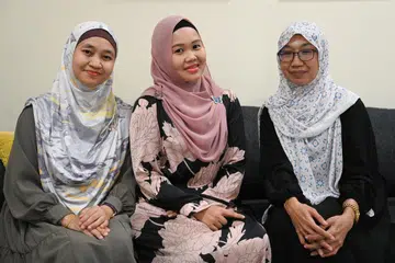 (Dari kiri) Cik Diana Baharudin, Cik Irdawati Mohd Ariffin dan Cik Junaidah Md Sali merupakan guru-guru  daripada Sekolah Rendah Townsville yang berharap dapat terapkan ilmu  podcast kepada murid-murid untuk melatih kemahiran lisan mereka.