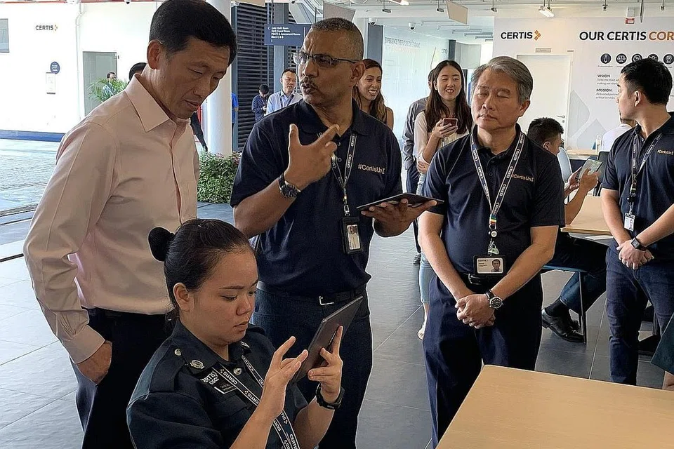 TERAJUI TRANSFORMASI: Menteri Pendidikan, Encik Ong Ye Kung (kiri), yang melancarkan Universiti Korporat Certis, berkata pemimpin industri penting seperti Certis perlu menerajui transformasi industri keselamatan dengan mempertingkat kemahiran pekerja dan menerima teknologi. - Foto SHIN MIN