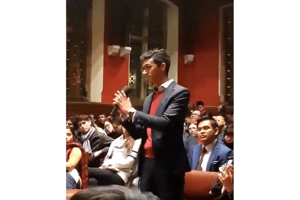 DEBAT DENGAN MAHATHIR: Encik Mohan berdebat dengan Tun Dr Mahathir semasa Oxford Union baru-baru ini.
