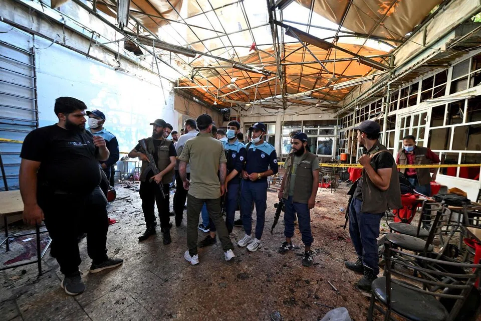 nggota pasukan keselamatan Syria berkumpul di lokasi letupan sebuah kafe di ibu kota Damsyik pada 2 Julai 2026. Sekurang-kurangnya sembilan orang maut manakala 22 lagi cedera selepas satu letupan bom menggegarkan sebuah kafe berhampiran Istana Kehakiman, bangunan penting pemerintah di tengah Damsyik. Insiden itu mencetuskan suasana panik di kawasan yang sibuk dengan orang ramai dan kenderaan.