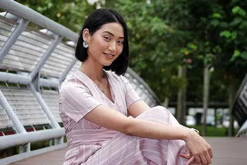 PERANAN PENTING WARISAN DALAM MASYARAKAT: Cik Liyana (kiri) menganggap ilmu terhadap bahasa, budaya dan seni Melayu sebagai satu aset yang berharga, terutama dalam masyarakat majmuk di Singapura dan Nusantara. Ini membakar semangatnya untuk terus menyumbang kepada warisan Melayu. - Foto BH oleh KHALID BABA