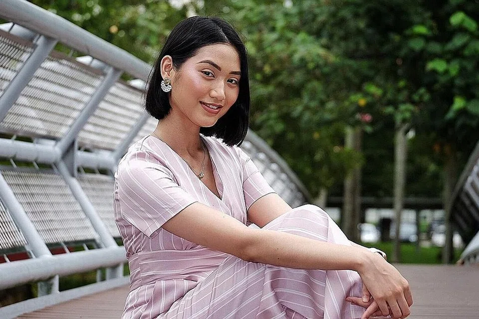 PERANAN PENTING WARISAN DALAM MASYARAKAT: Cik Liyana (kiri) menganggap ilmu terhadap bahasa, budaya dan seni Melayu sebagai satu aset yang berharga, terutama dalam masyarakat majmuk di Singapura dan Nusantara. Ini membakar semangatnya untuk terus menyumbang kepada warisan Melayu. - Foto BH oleh KHALID BABA