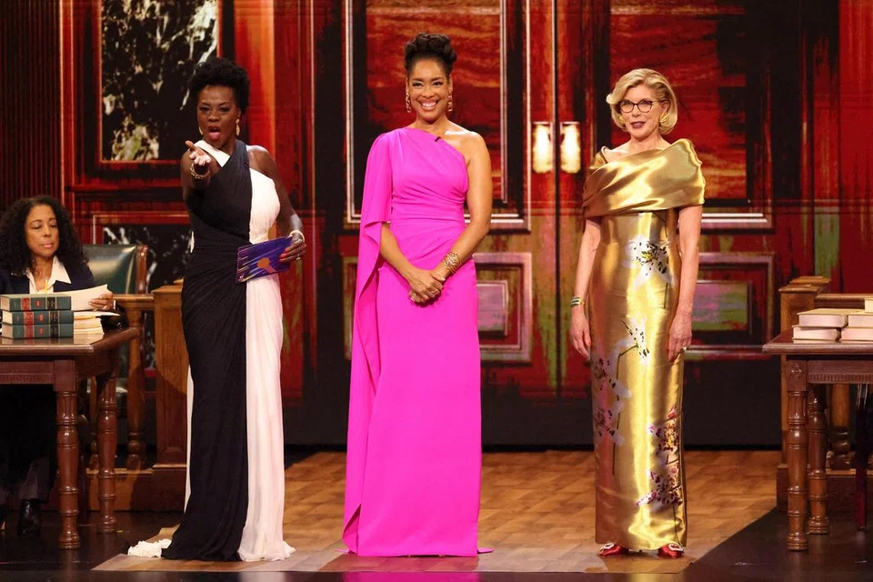 Pelbagai fesyen menarik dapat dilihat semasa acara Anugerah Emmy 2024 pada 15 September. (dari kiri) Pelakon Viola Davis, Gina Torres dan Christine Baranski memakai gaun berbeza semasa di atas pentas untuk menyampaikan anugerah. 