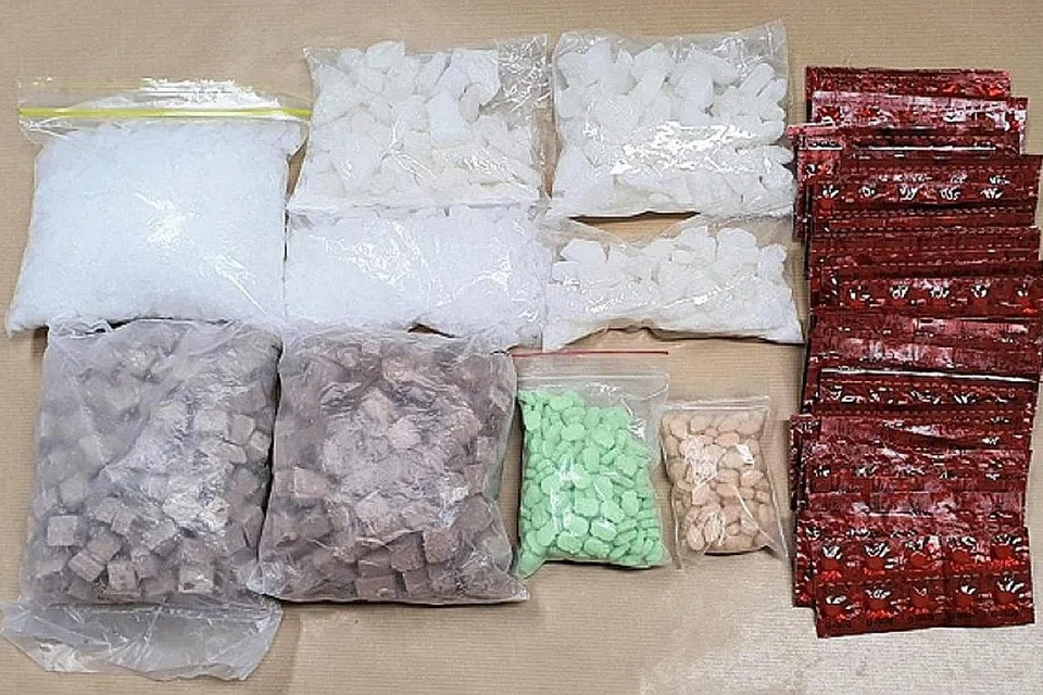 DADAH DIRAMPAS: Sejumlah 1.5 kilogram heroin, sekitar 1.2 kilogram 'Ice', 10 gram ganja, sekitar 512 gram ketamine, 669 tablet Ecstasy dan 7,502 tablet Erimin-5 dirampas CNB dalam operasinya pada 8 September lalu. - Foto CNB