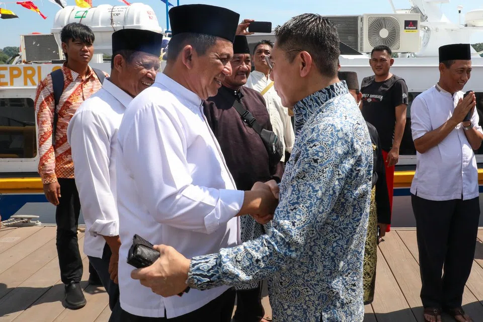 TEMUI GABENOR: Menteri Kedua Ehwal Luar, Dr Maliki Osman (depan, kanan), menemui Gabenor Kepri, Encik Ansar Ahmad (depan, kiri), di Tanjung Pinang pada 11 Ogos.