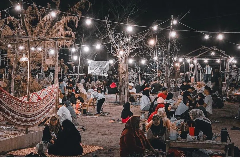 Moreh dan bersahur dengan konsep tradisional klasik memberi aura luar biasa kepada pengunjung D’Ulek Pantai Pandak, Kuala Terenganu.