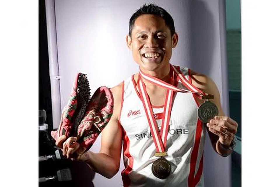 KENANGAN KEJAYAAN 1993: Hamkah Afik, yang masih boleh menyarung jersi yang dipakainya ketika mewakili negara dalam Sukan SEA 1993, menunjukkan pingat perak kebanggaan dan kasut yang dibuat khas untuknya di Jepun oleh syarikat barangan sukan Asics. - Foto TUKIMAN WARJI