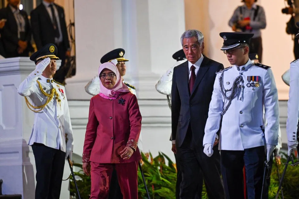 TABIK HORMAT: Mantan Presiden Halimah Yacob mengakhiri tugas sebagai Presiden ke-8 Singapura dengan meninggalkan Istana selepas acara rasminya. 