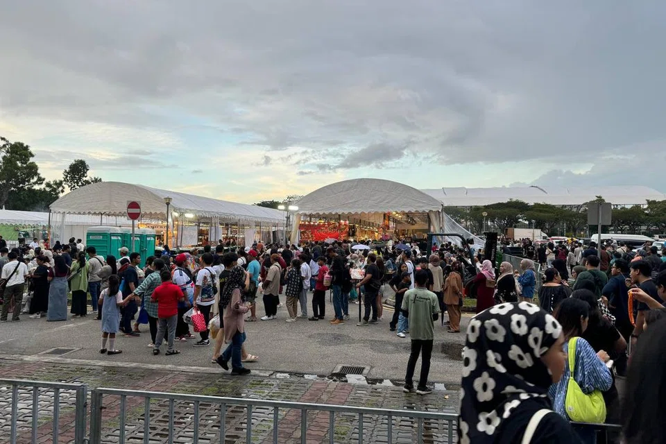 Walaupun cuaca mendung dengan hujan gerimis, para pengunjung kelihatan sedang beratur menunggu giliran untuk membeli ‘kunafa’ tular di ‘Absolut Food Fest’. 