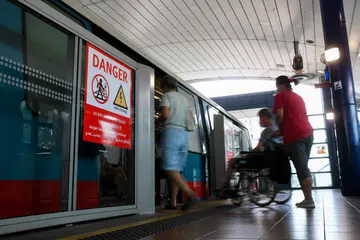 TINGKAT KESELAMATAN PENUMPANG: Sistem iSafe menggunakan 104 kamera serta kaedah video analitik dan kecerdasan buatan (AI) bagi memantau keadaan secara langsung di landasan platform dan memberi amaran kepada kakitangan SMRT jika terdapat seorang yang memasuki kawasan trek.