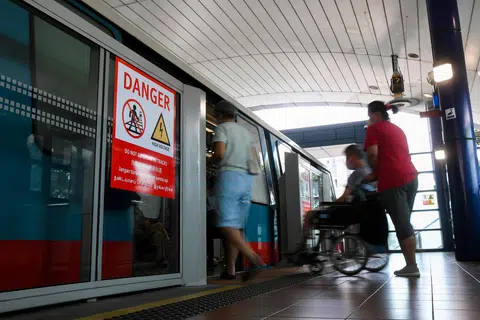 TINGKAT KESELAMATAN PENUMPANG: Sistem iSafe menggunakan 104 kamera serta kaedah video analitik dan kecerdasan buatan (AI) bagi memantau keadaan secara langsung di landasan platform dan memberi amaran kepada kakitangan SMRT jika terdapat seorang yang memasuki kawasan trek.