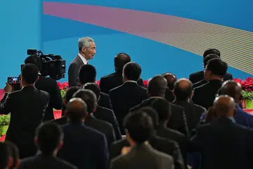 KETIBAAN PM LEE: Perdana Menteri Lee Hsien Loong tiba di sesi Mesyuarat Peringkat Tinggi semasa Forum Belt and Road yang Ke-2 bagi Kerjasama Antarabangsa di Pusat Konvensyen Nasional China kelmarin. Perhimpunan itu menyatukan pemimpin dari 37 negara bagi memperbaiki prasarana mereka. - Foto BH oleh KEVIN LIM 