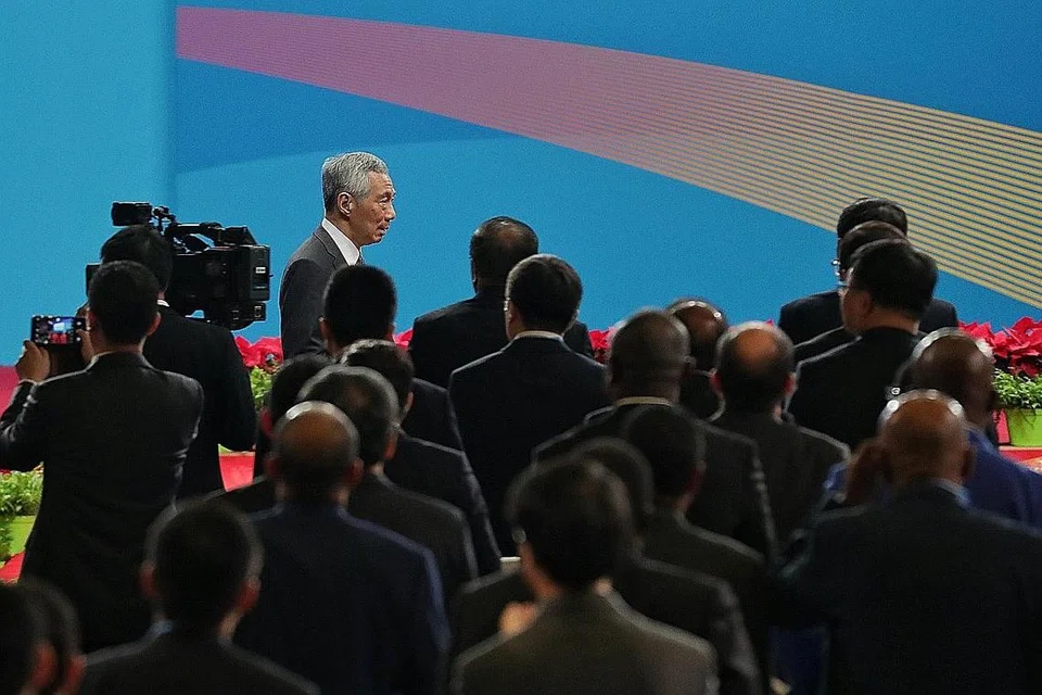 KETIBAAN PM LEE: Perdana Menteri Lee Hsien Loong tiba di sesi Mesyuarat Peringkat Tinggi semasa Forum Belt and Road yang Ke-2 bagi Kerjasama Antarabangsa di Pusat Konvensyen Nasional China kelmarin. Perhimpunan itu menyatukan pemimpin dari 37 negara bagi memperbaiki prasarana mereka. - Foto BH oleh KEVIN LIM 