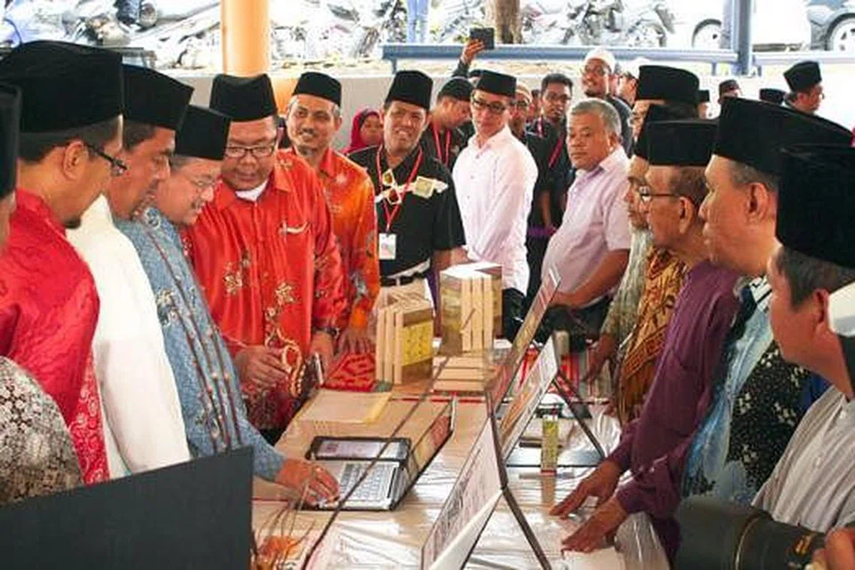 GALAK BERI SUMBANGAN: Mufti Dr Mohamed Fatris Bakaram (empat dari kiri) di majlis menggalakkan masyarakat Islam memberi sumbangan kepada Jawatankuasa Pembinaan Masjid (JPM) Woodlands. - Foto fail