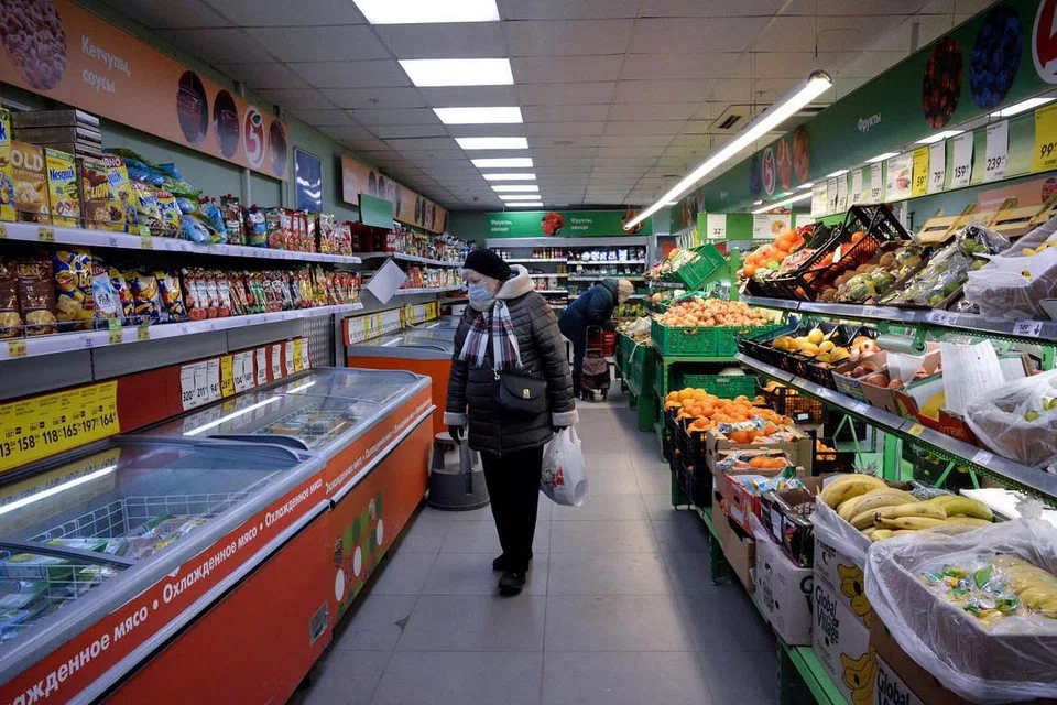 HARGA MEROSOT: Sebuah kedai runcit di Moscow menerima kehadiran pelanggan di tengah-tengah kebimbangan orang ramai terhadap penularan koronavirus. - FOTO: AFP